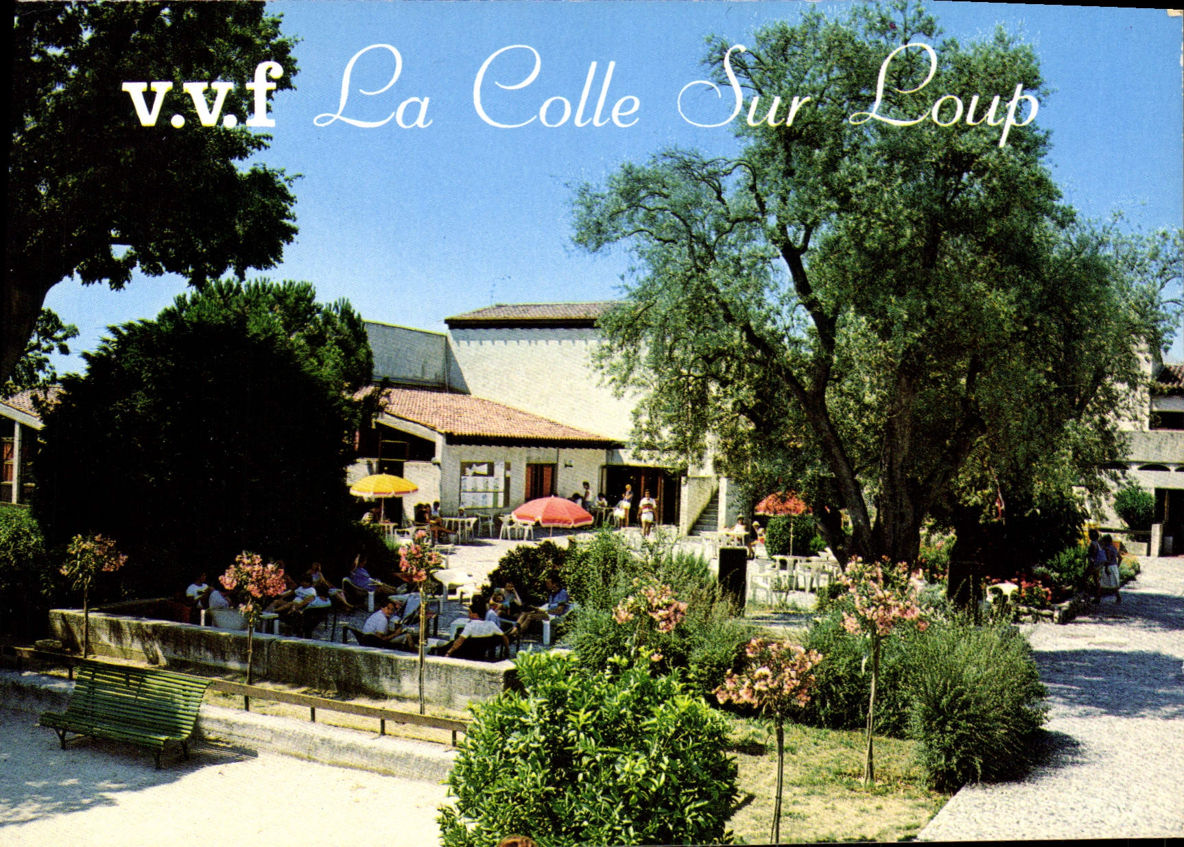 La Colle Sur Loup — Ansicht des Dorfes mit Terrasse und Bäumen — Les Editions Gilletta
