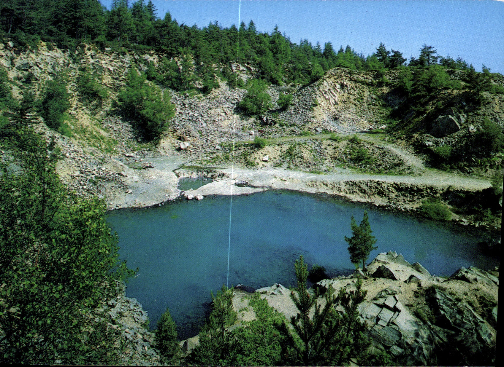 CPM Le Lac bleu dans la foret du Meygal ancienne carriere de lauzes dont les eaux sont d'un bleu tre
