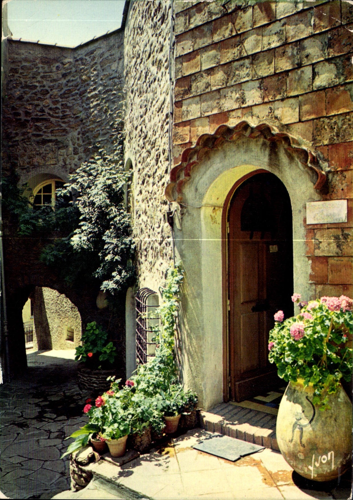 Entrée d'un village provençal — Étude sur un vieux village provençal — Éditions d'art Jean-Jaurès-94