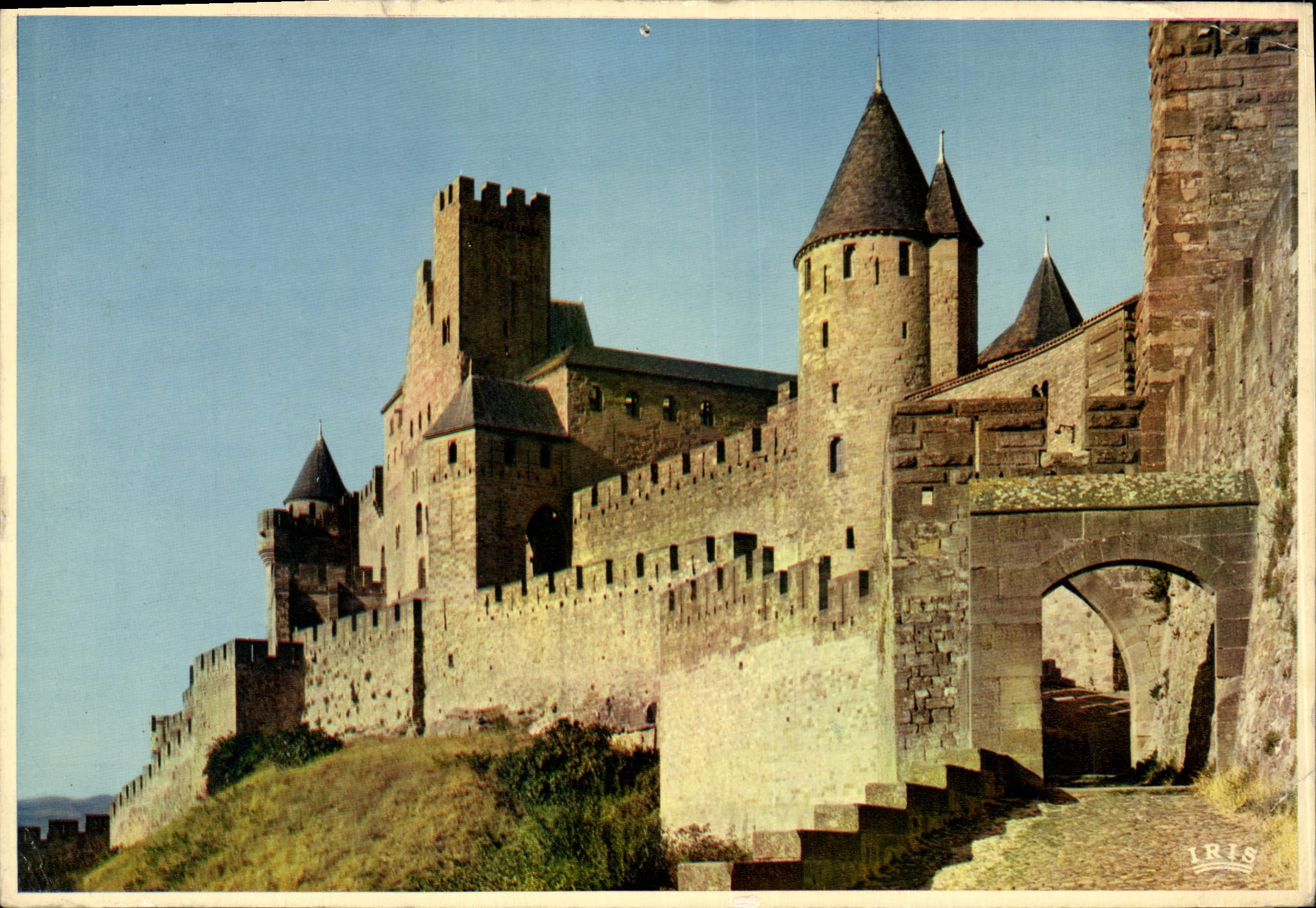 CPM Horizons de l'Aude La Cite de Carcassonne La Porte d'Aude le chateau Comtal la Tour de l'Eveque 