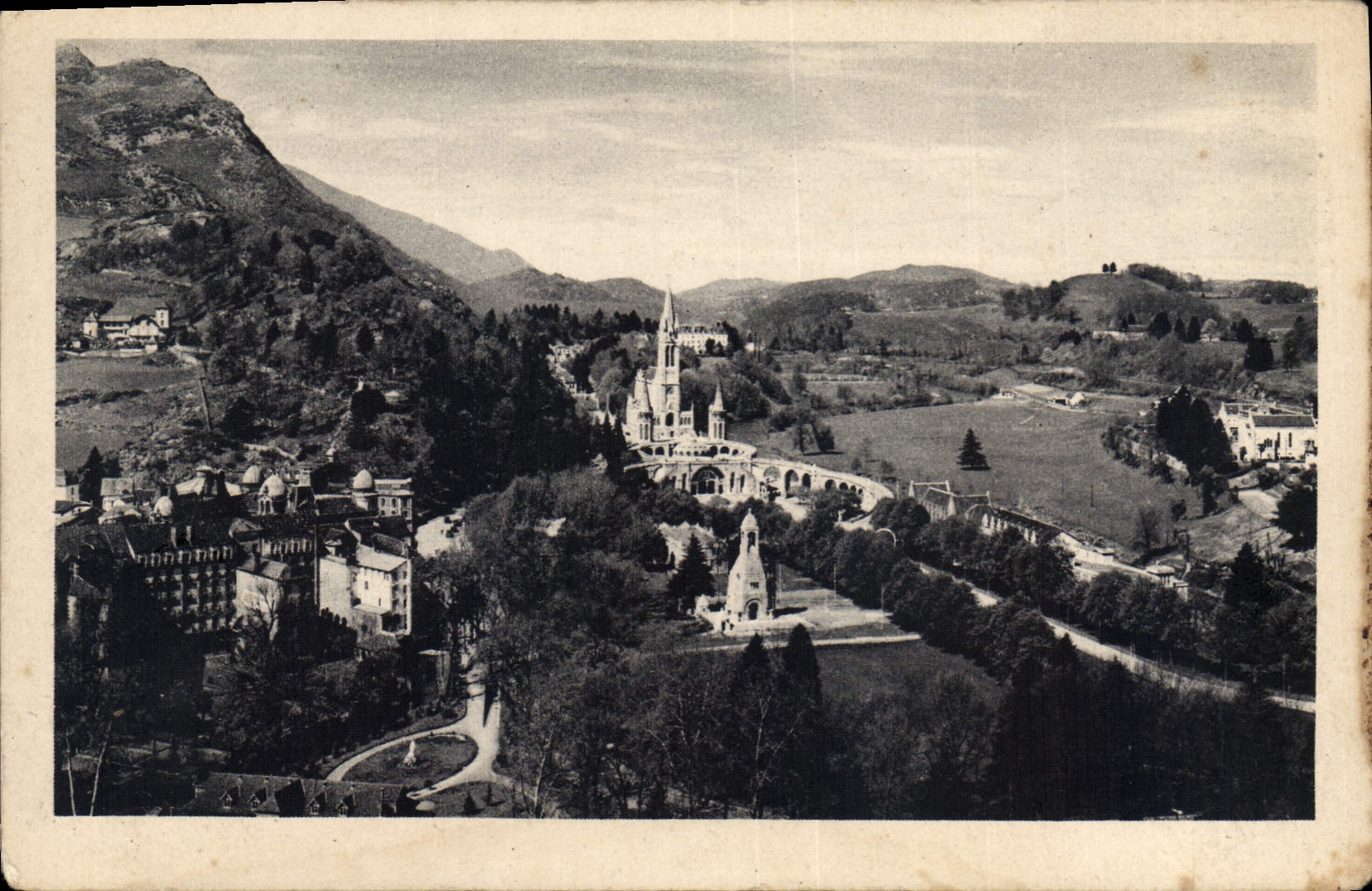 CPA Lourdes La Basilique et le Calvaire vus du Chateau Fort 