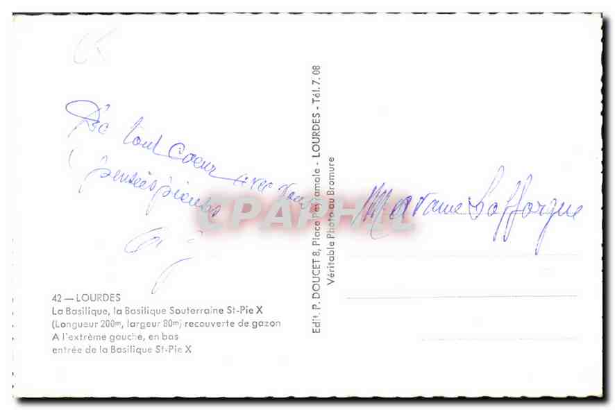 CPA Lourdes la Basilique la Basilique Souterraine St Pie X recouverte de Gazon a l'extreme gauche en — Verso