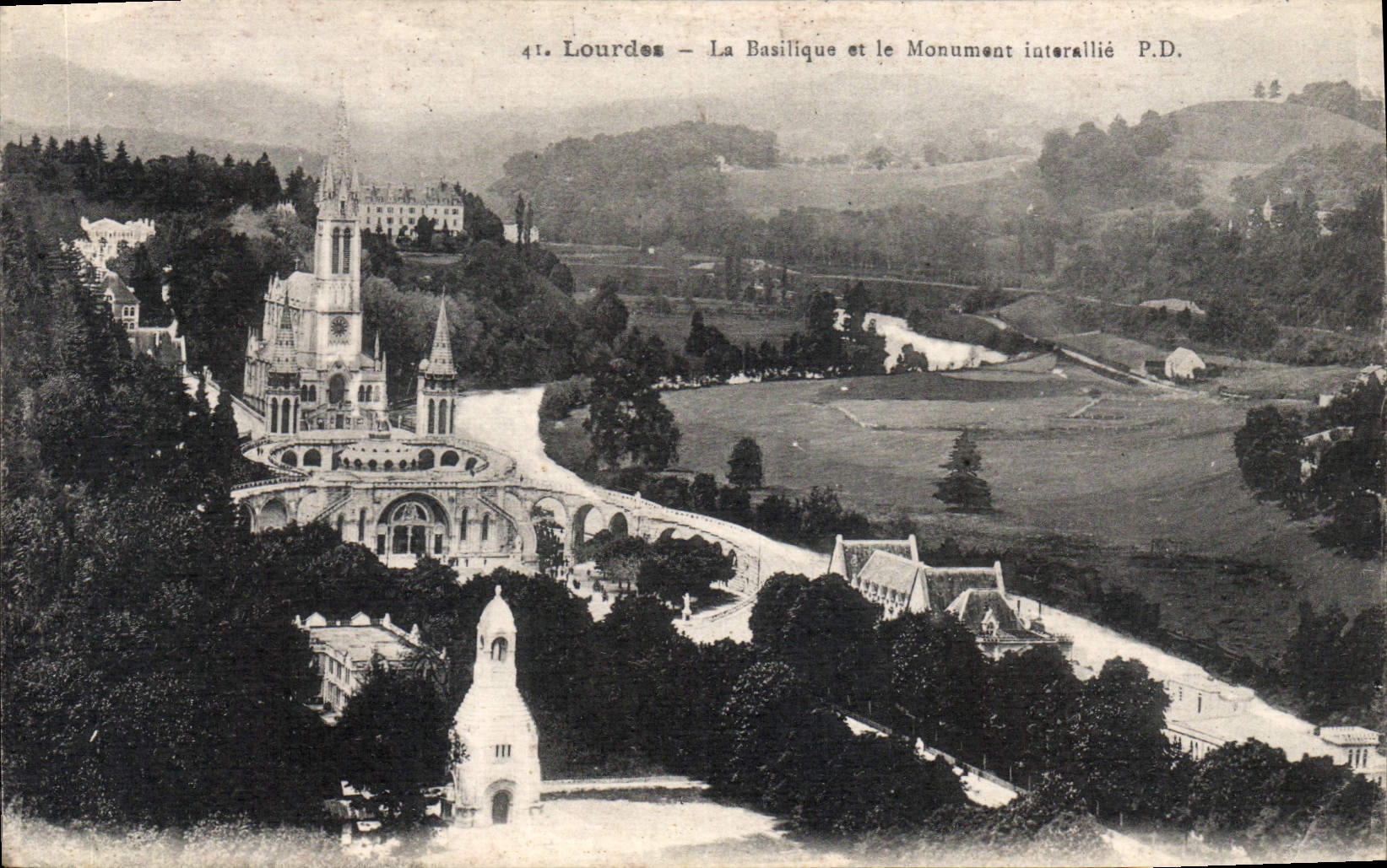 Lourdes — La Basilique et le Monument interallié — P.D.