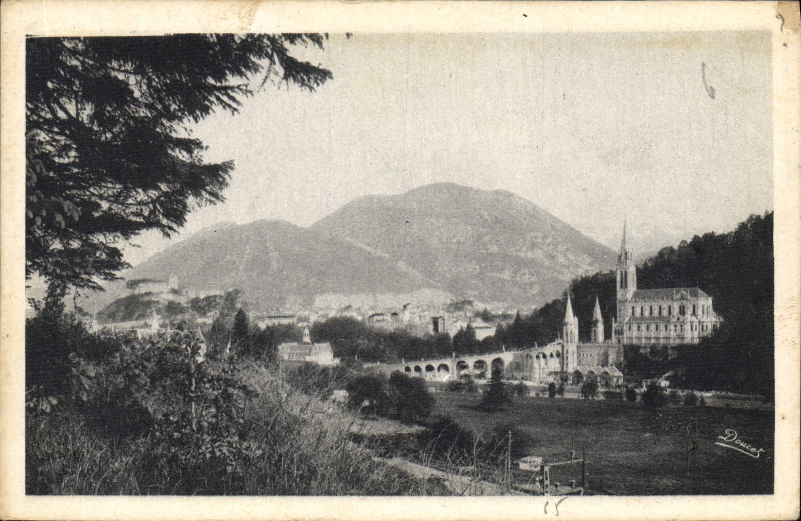 CPA Lourdes La Basilique et la Ville 