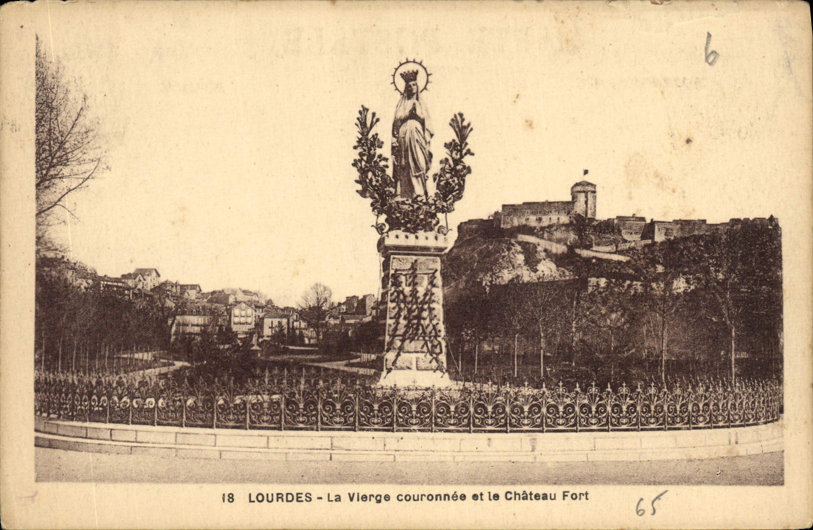 CPA Lourdes La Vierge couronnee et le Chateau Fort 