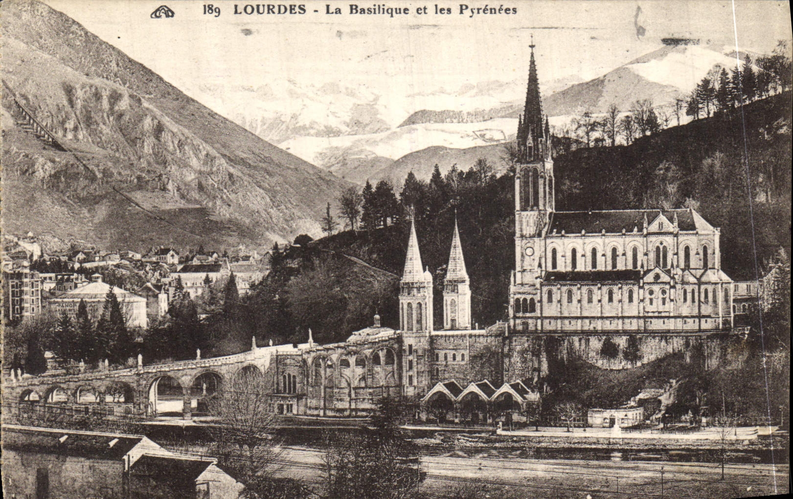 CPA Lourdes La Basilique et les Pyrenees 