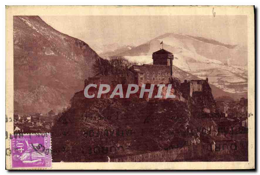 CPA Lourdes Le Chateau Fort et les Montagnes 