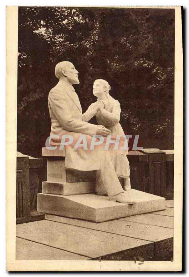 Statue de Sainte Thérèse de l'Enfant-Jésus et son père — Les Buissonnets — éditeur non visible