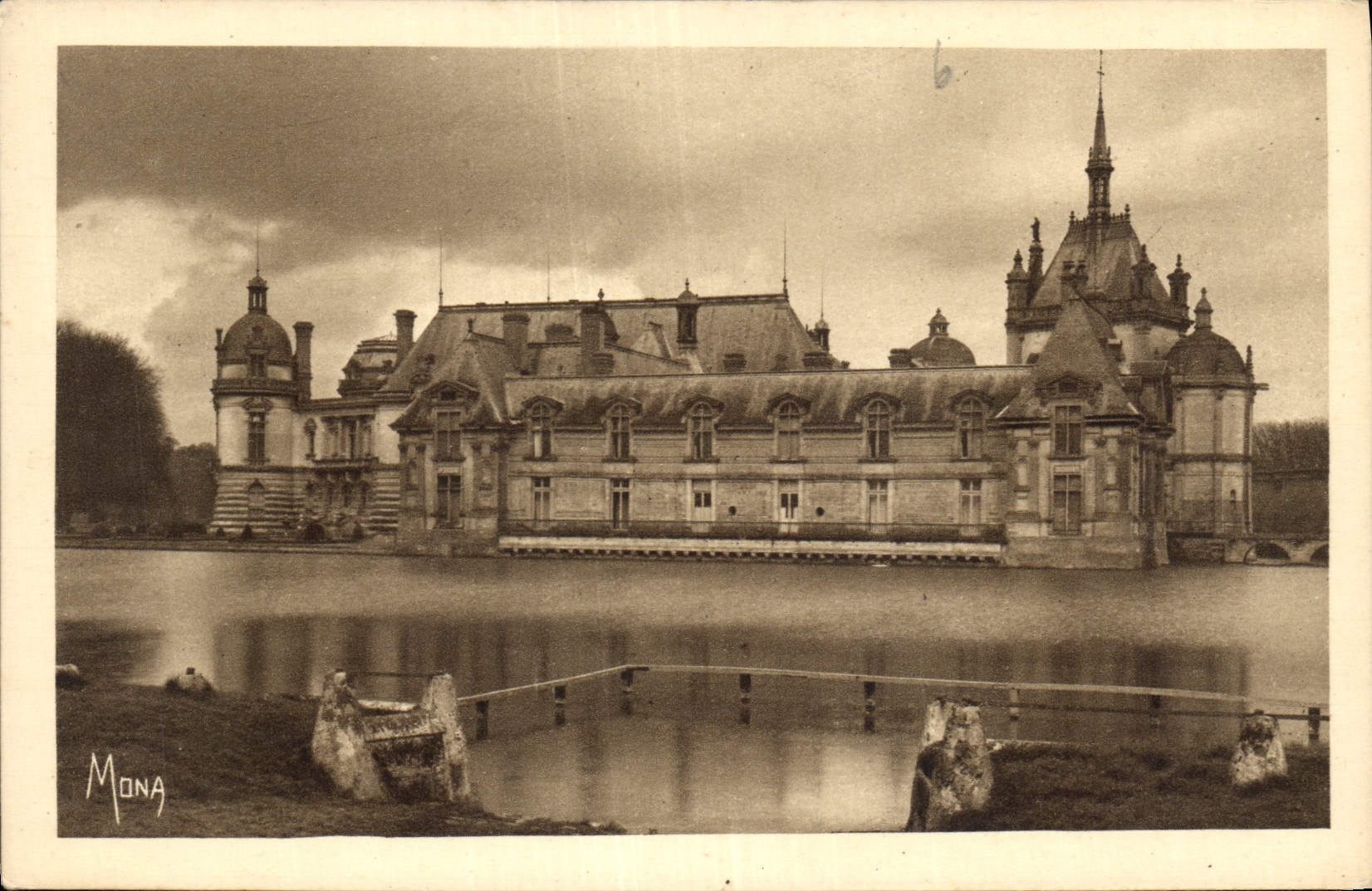CPA Chateau de Chantilly Les Chateaux le Petit Chateau et la Tour di Tresor 