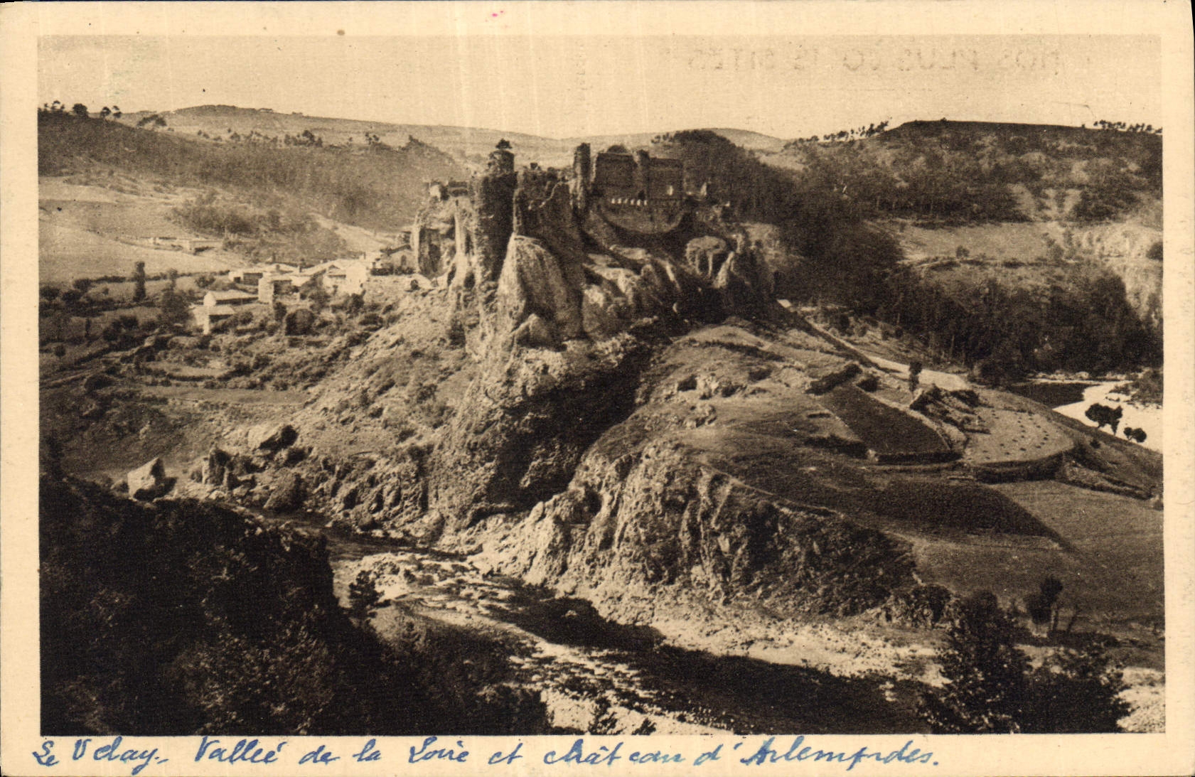 CPA La Region du Velay La Valle de la Loire et le Chateau d'Arlempdes 