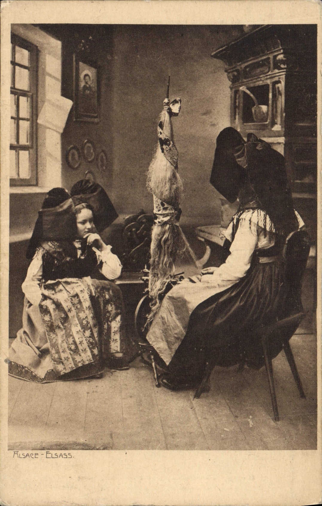 Deux femmes en costume alsacien — intérieur traditionnel — Éditeur Alsace-Elsass