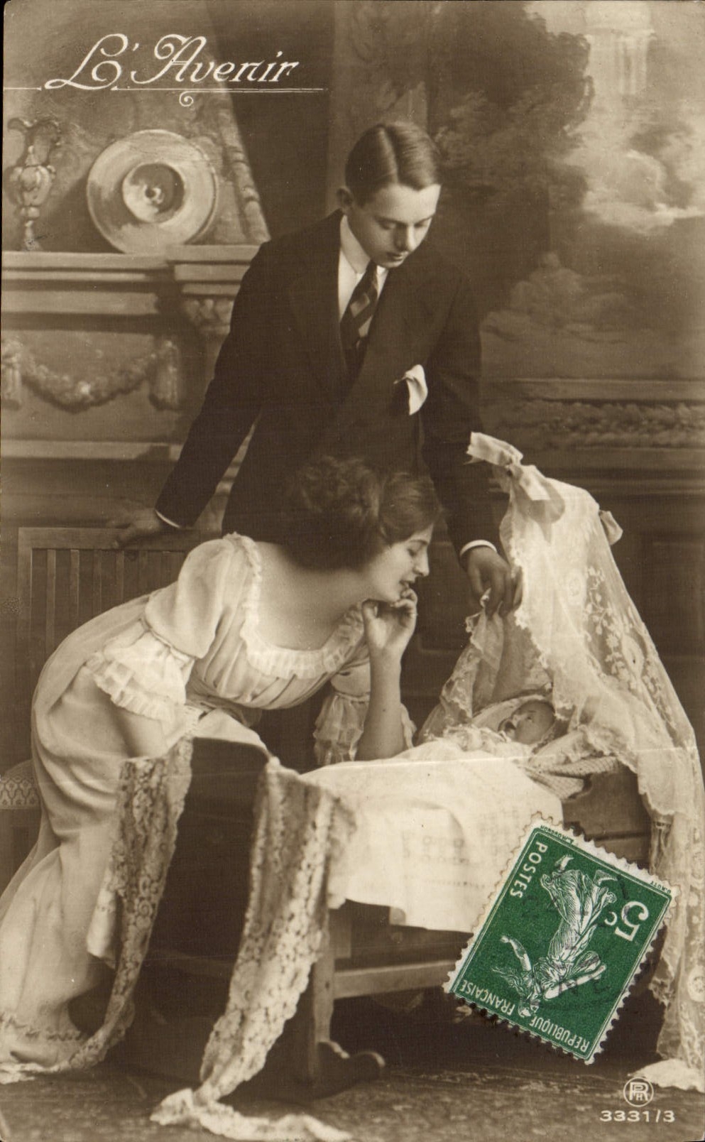 CPA L'Avenir Femme