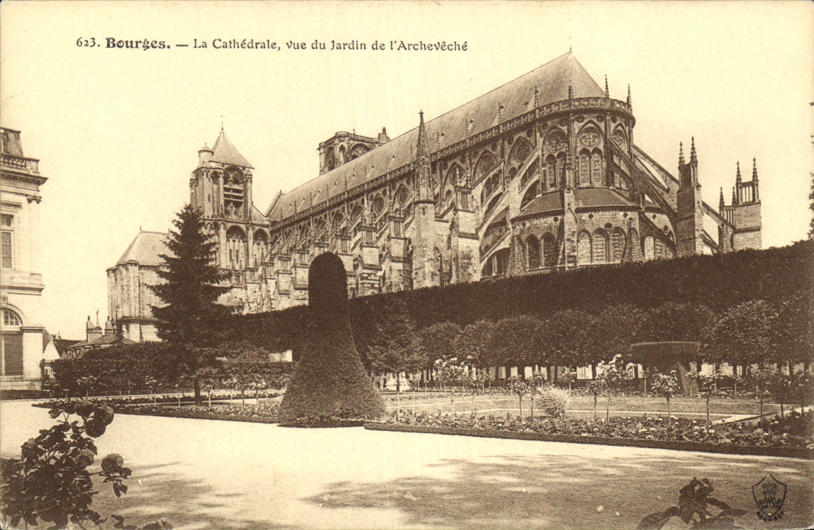 CPA Bourges La Cathedrale vue du Jardin de l'Archeveche 