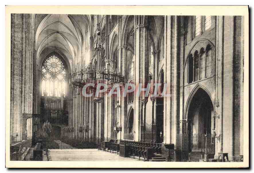 CPA Cathedrale de Bourges La nef Prise du Choeur 