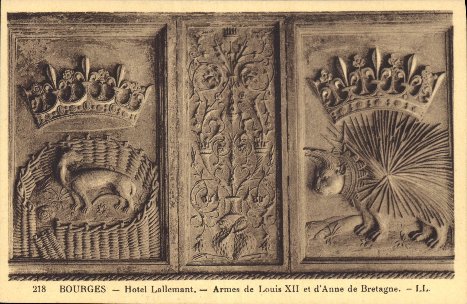CPA Bourges Hotel Lallemant Armes de Louis et d'Anne de Bretagne 