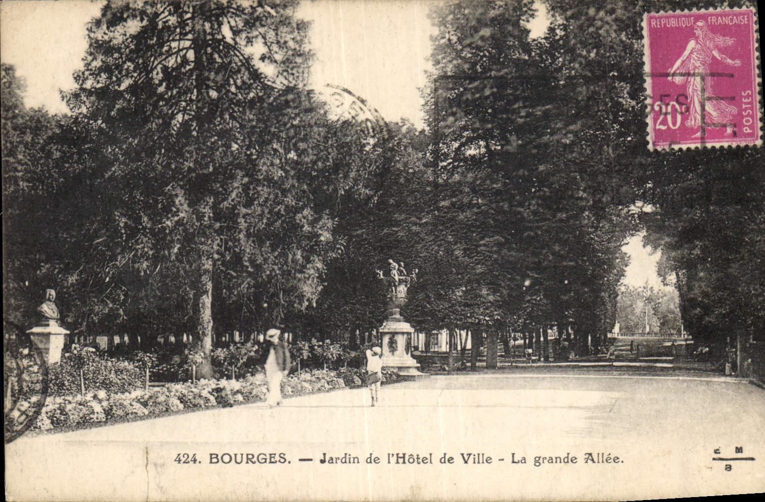 CPA Bourges Jardin de l'Hotel de Ville La grande Allee 