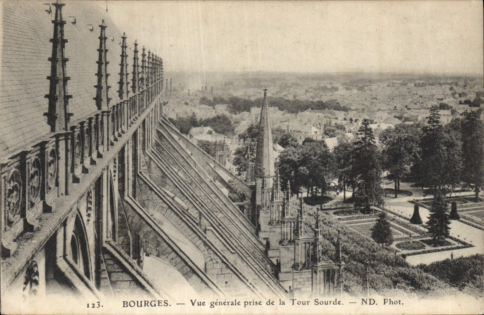 CPA Bourges Vue generale prise de la Tour Sourde 