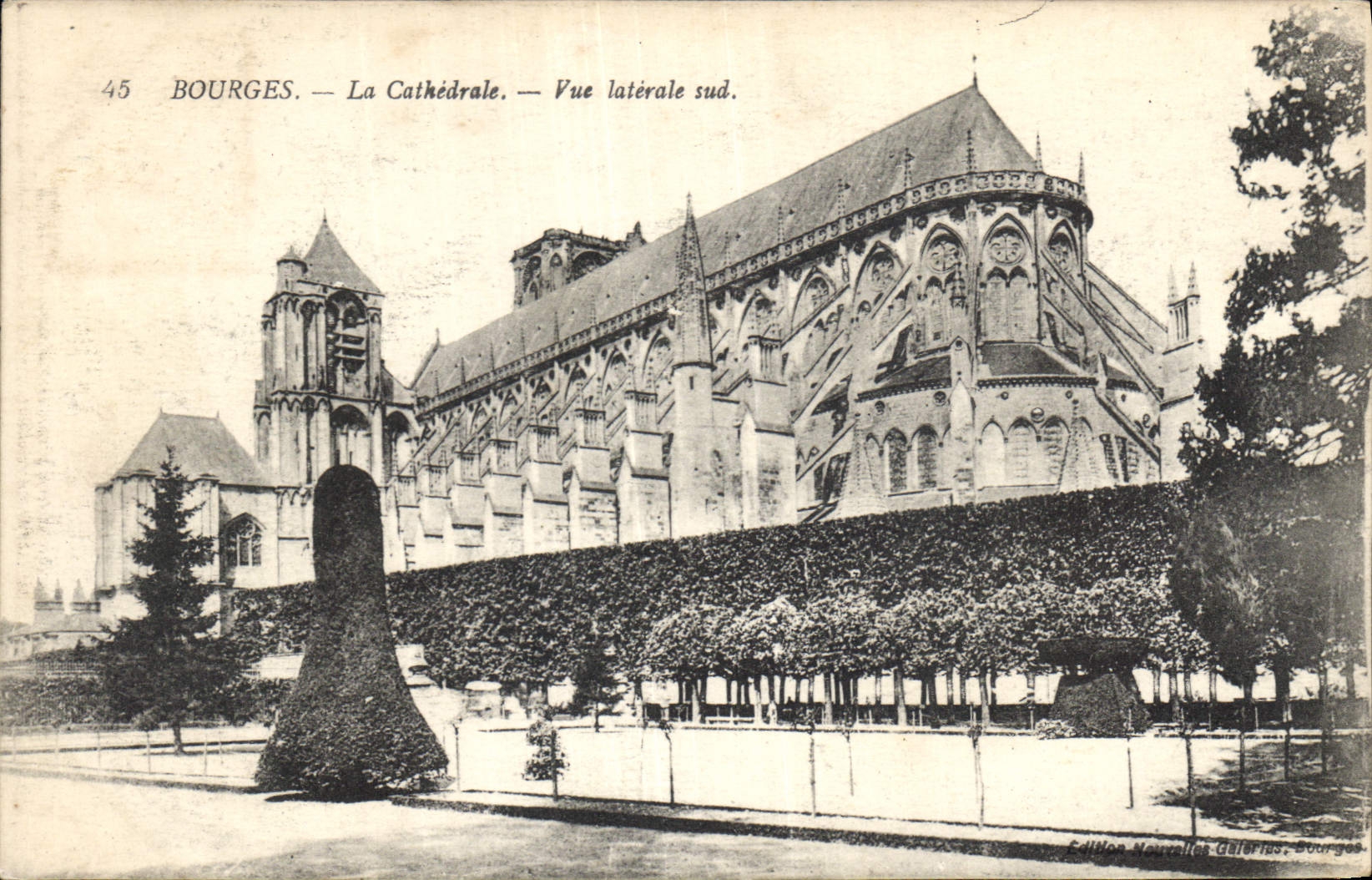 CPA Bourges La Cathedrale Vue laterale sud 