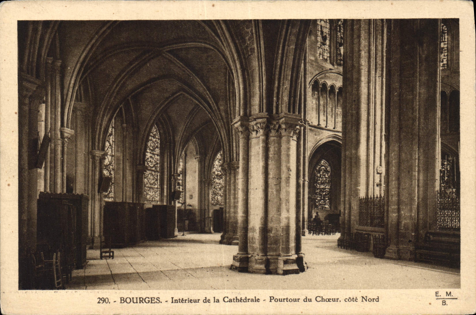 CPA Bourges Interieur de la Cathedrale Pourtour du Choeur cote Nord 
