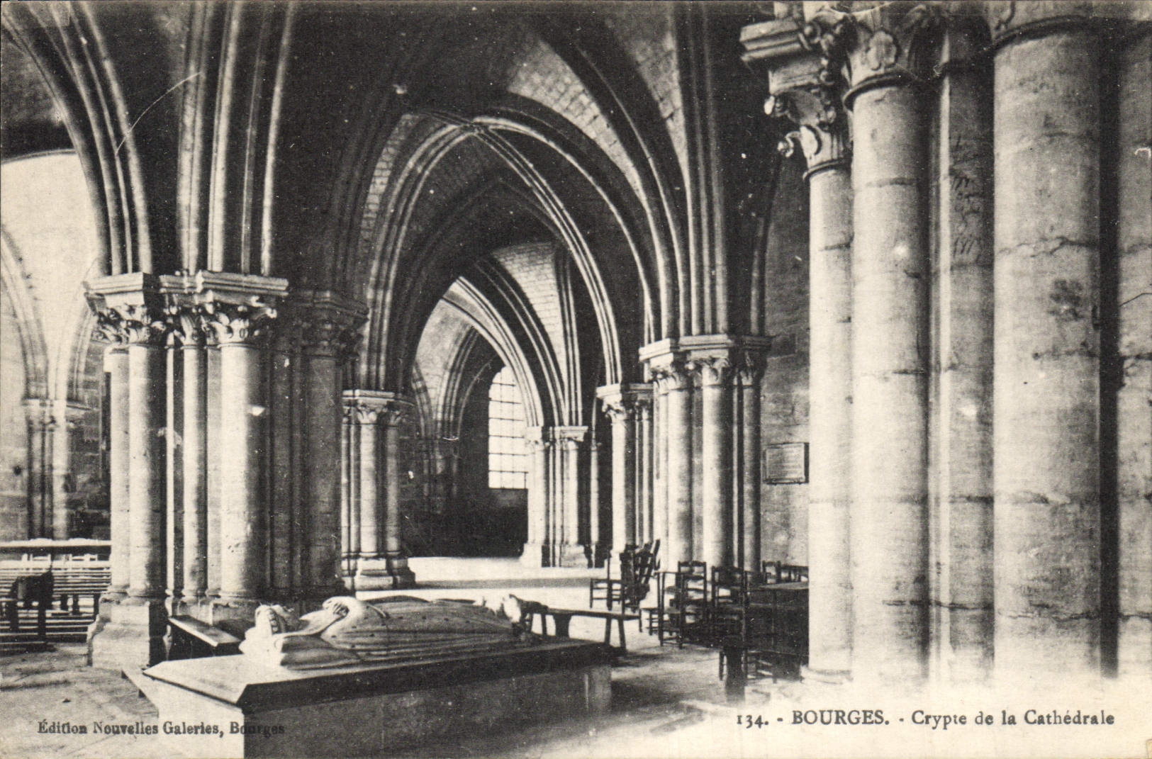 CPA Bourges Crypte de la Cathedrale 