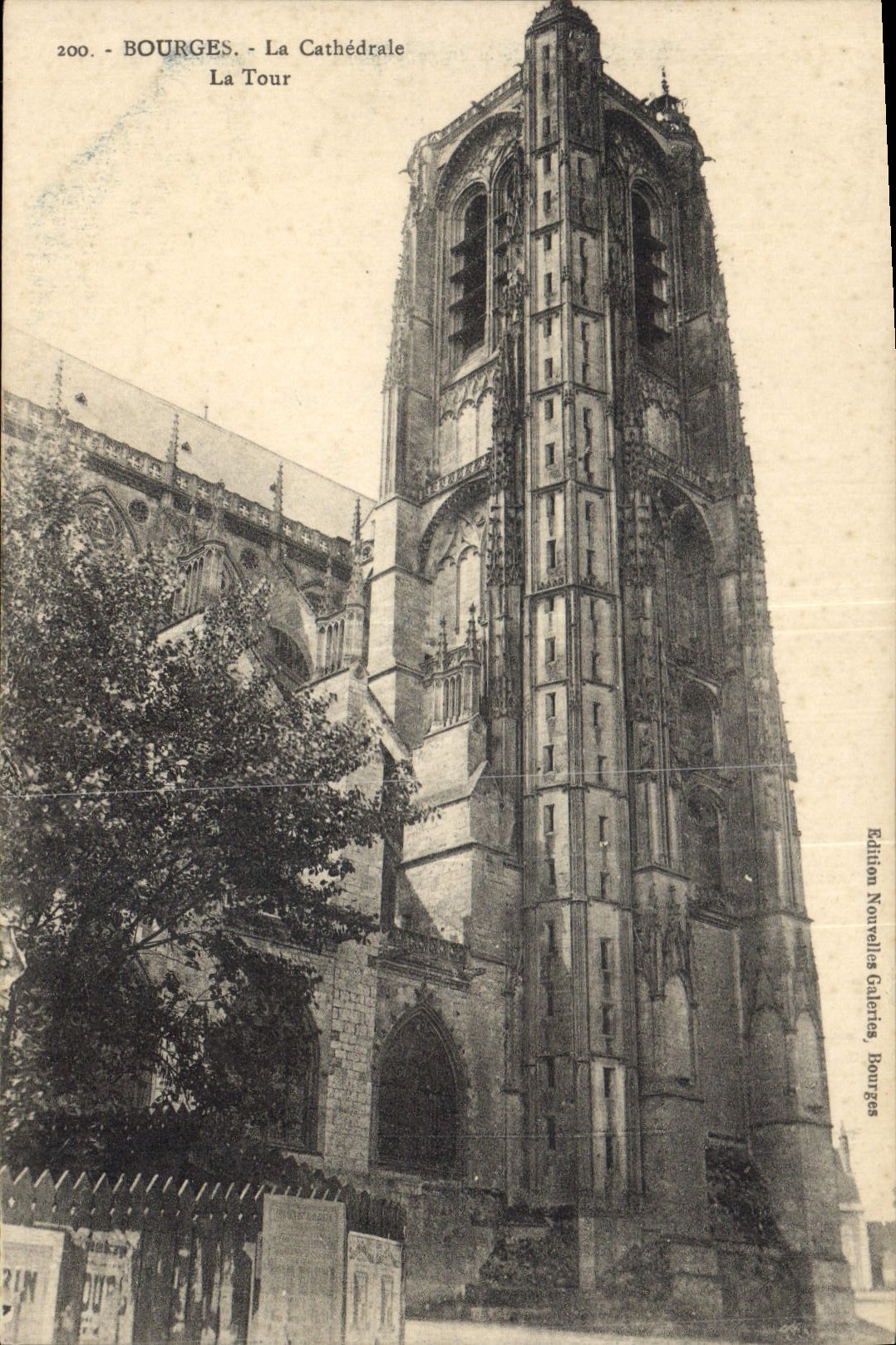 CPA Bourges La Cathedrale La Tour 
