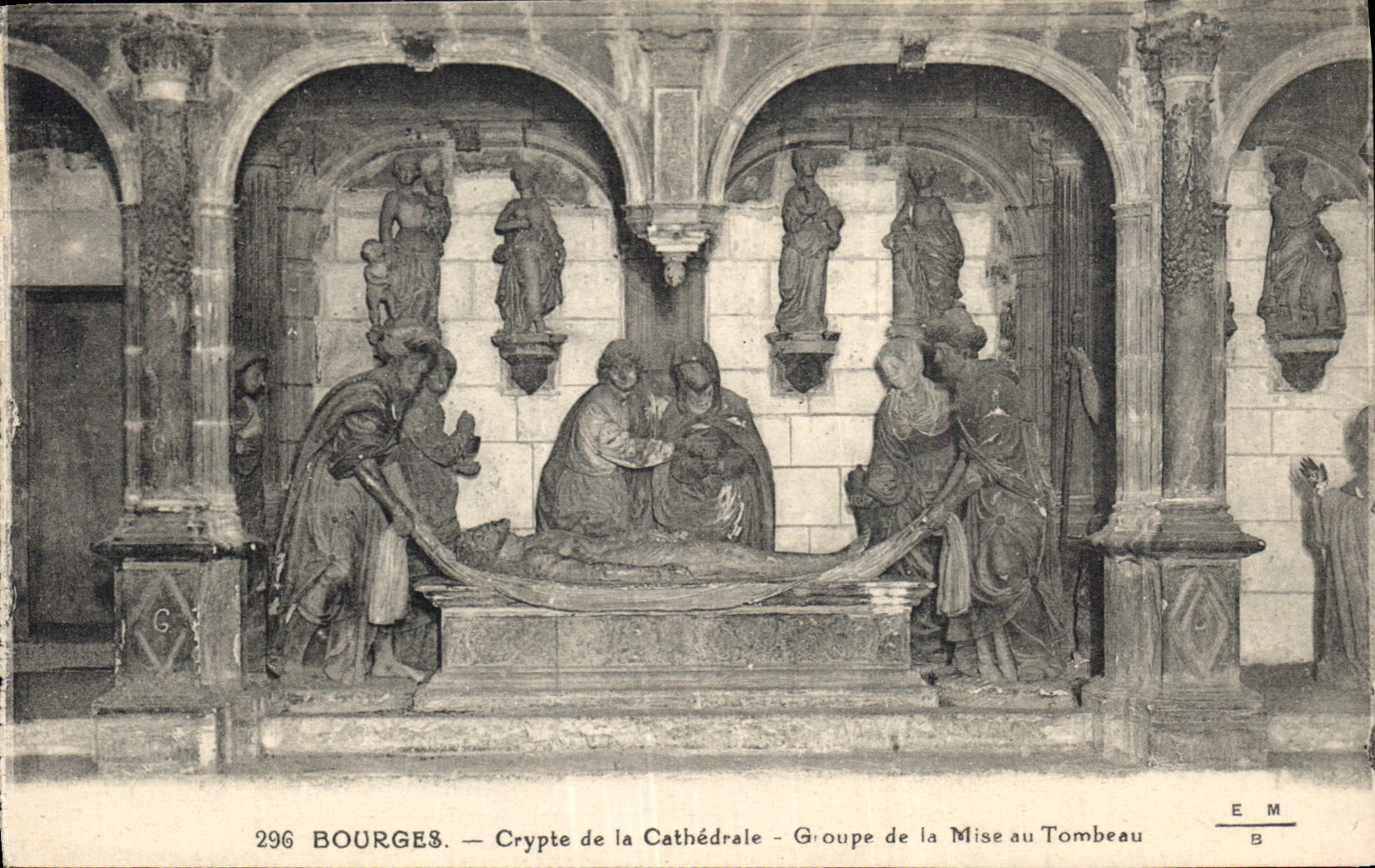 CPA Bourges Crypte de la Cathedrale Groupe de la Miseu Tombeau 