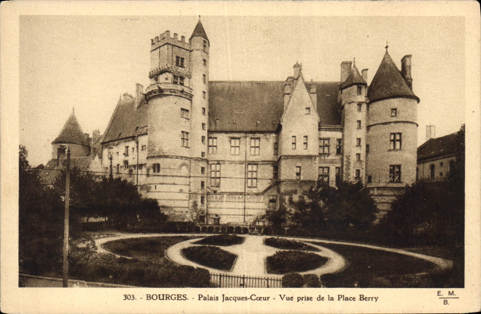 CPA Bourges Palais Jacques Coeur Vue prise de la Place Berry 