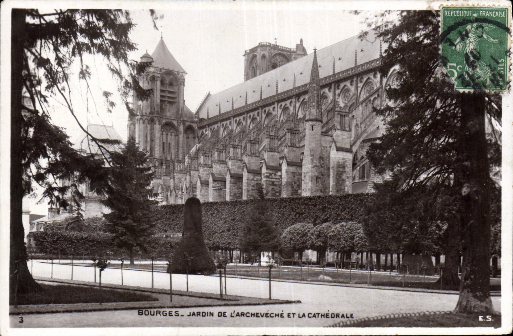 Bourges — Jardin de l'Archevêché et la Cathédrale — E.S.