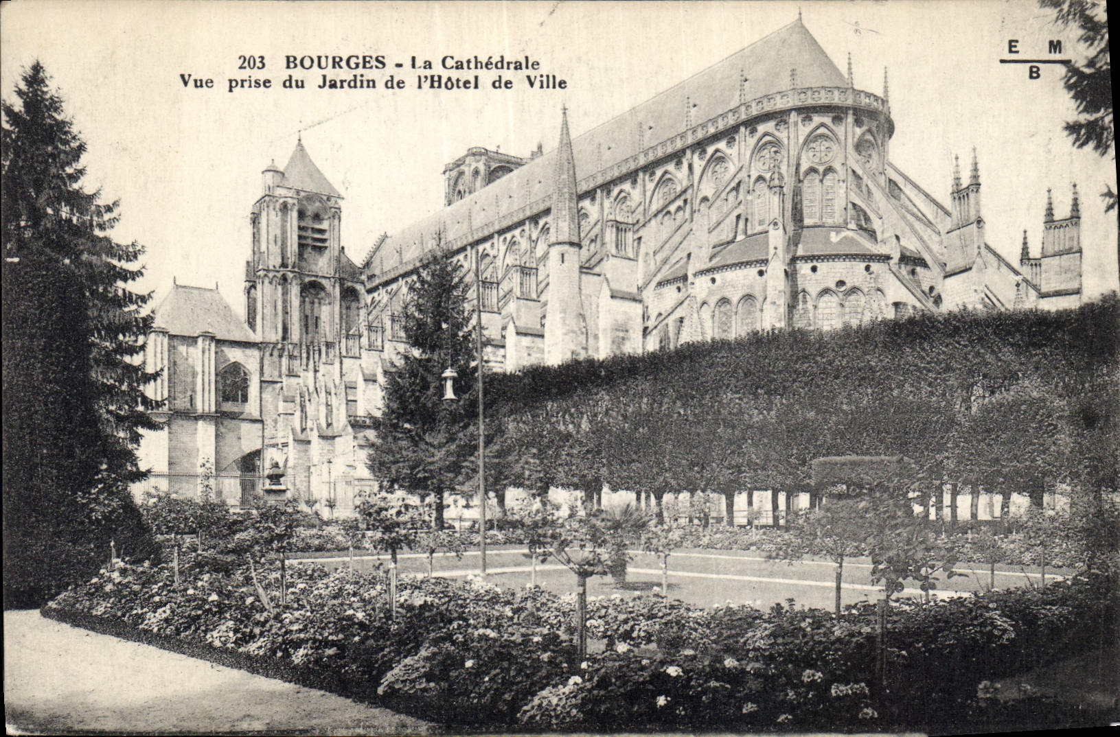 Bourges - La Cathédrale — Vue prise du Jardin de l'Hôtel de Ville — Éditeur EMB, n° 203