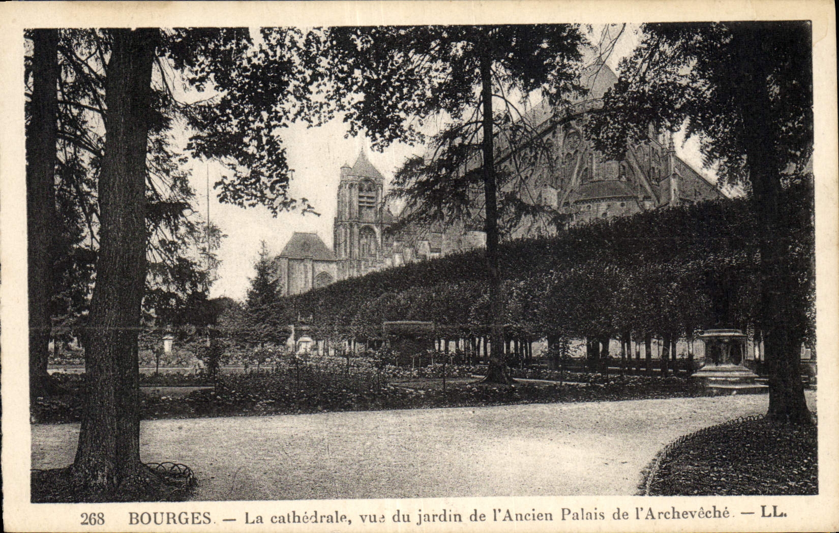 CPA Bourges La Cathedrale vue du jardin de l'Árcheveche 