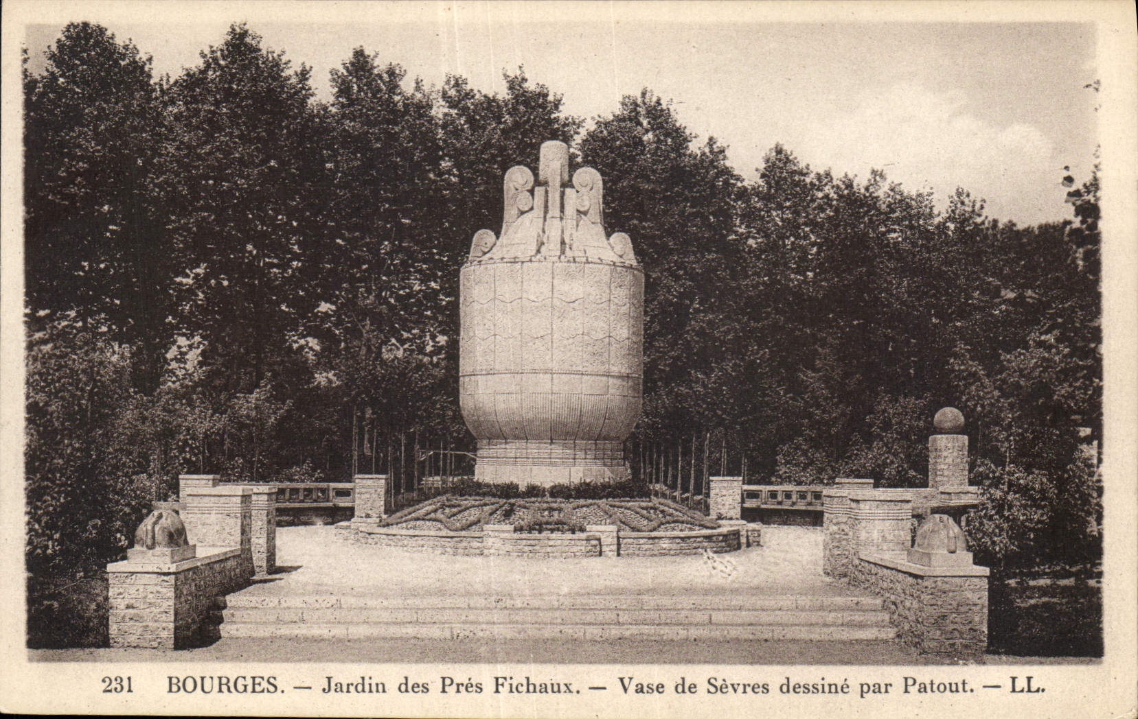 CPA Bourges Jardin des Pres Fichaux Vase de Sevres dessine par Patout 