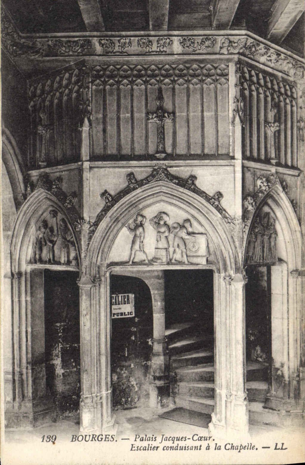 Bourges — Palais Jacques-Cœur. Escalier conduisant à la Chapelle — LL
