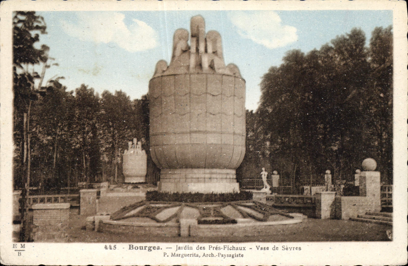 Bourges — Jardin des Prés-Fichaux — Vase de Sèvres — P. Marguerita, Arch. Paysagiste