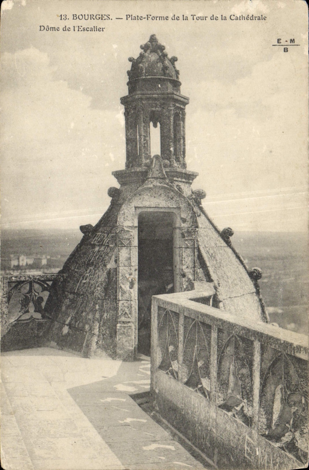 Bourges — Plate-Forme de la Tour de la Cathédrale — Dôme de l'Escalier — E-M B