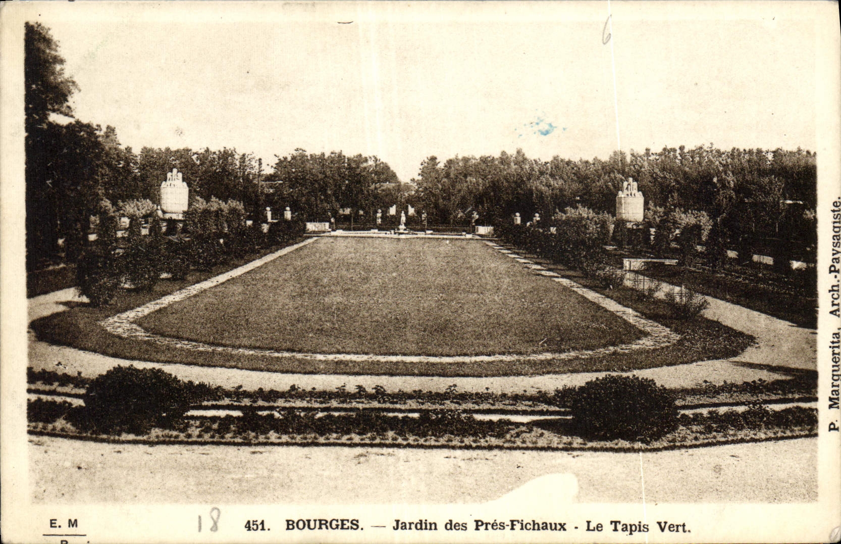 CPA Bourges Jardin des Pres Fichaux Le Tapis Vert 