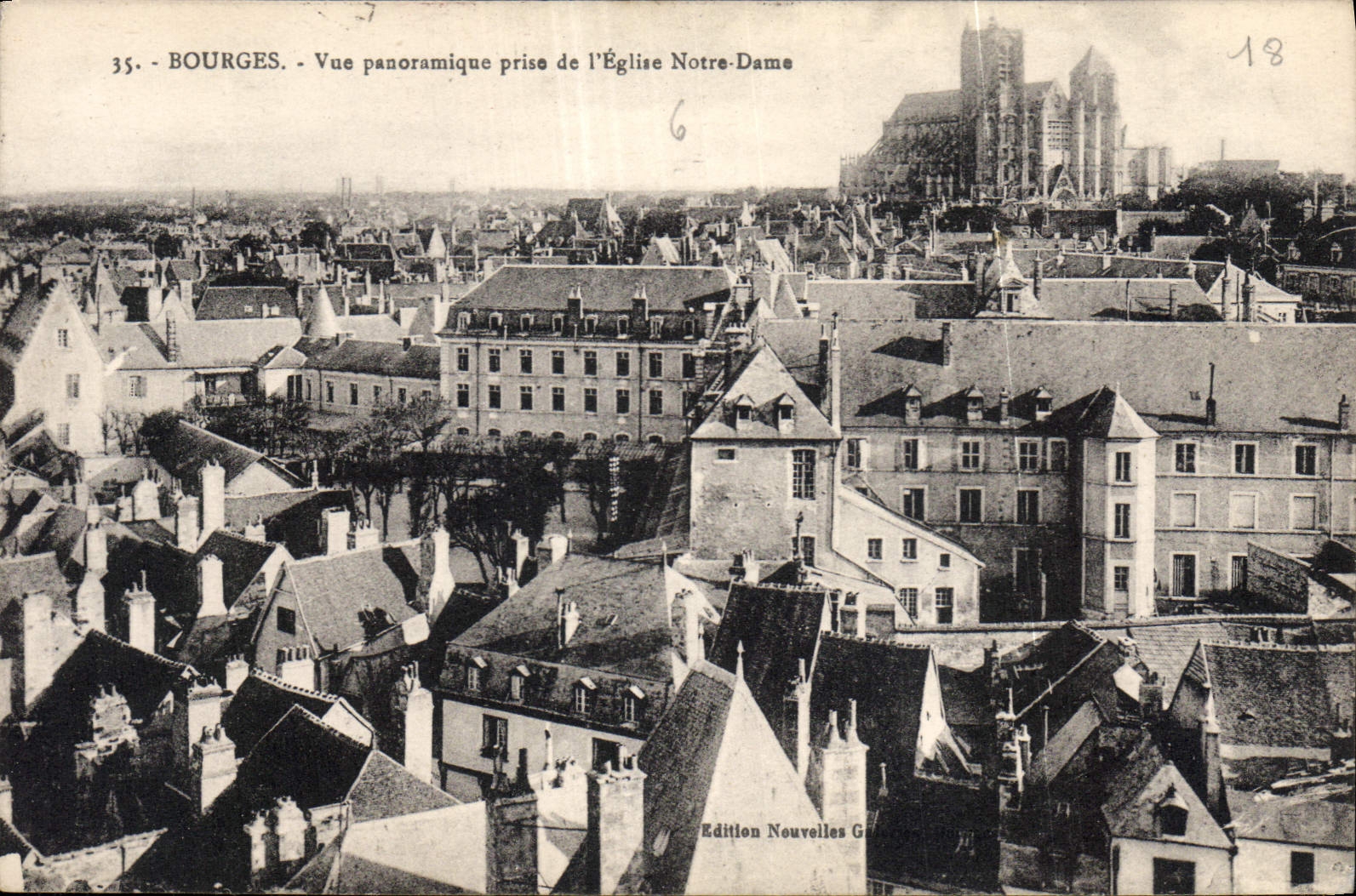 CPA Bourges Vue panoramique prise de l'Eglise Notre Dame 