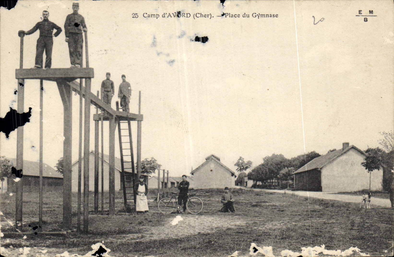 Camp d'Avord (Cher) — Place du Gymnase — Éditeur E.M.B. n°25