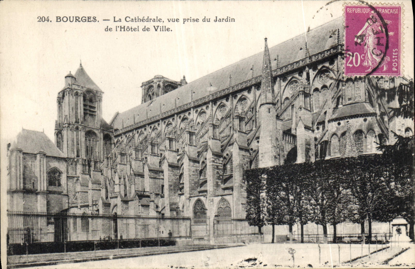 CPA Bourges La Cathedrale vue prise du Jardin de l'Hotel de Ville 