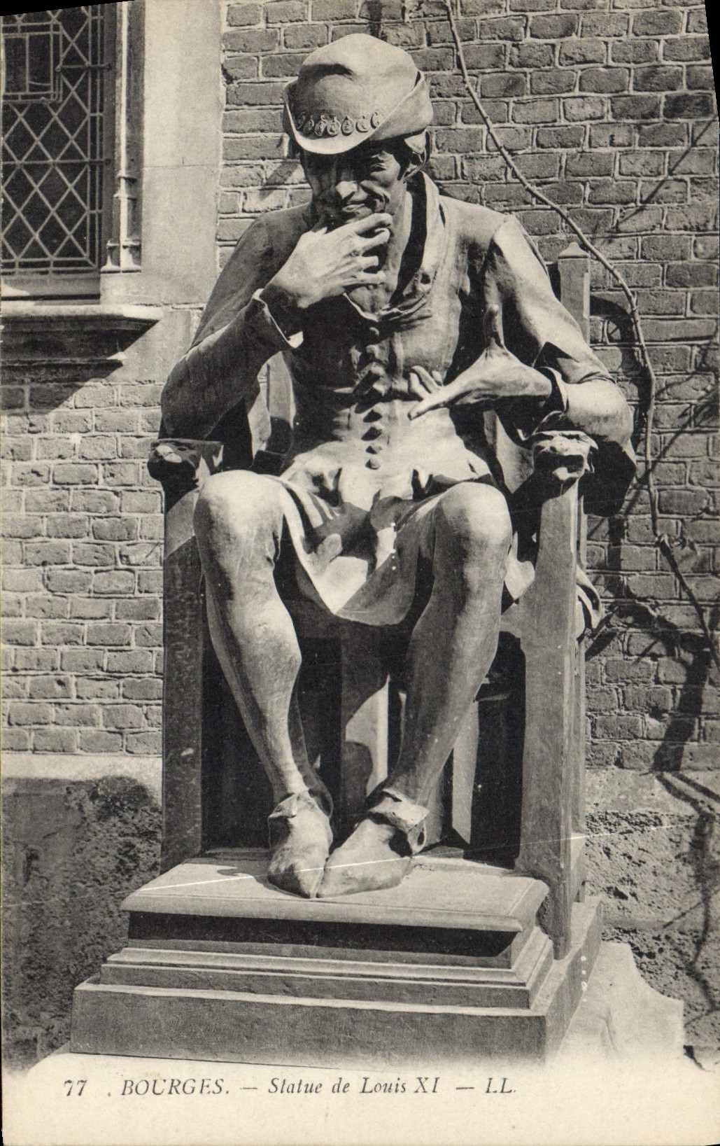 CPA Bourges Statue de Louis XI