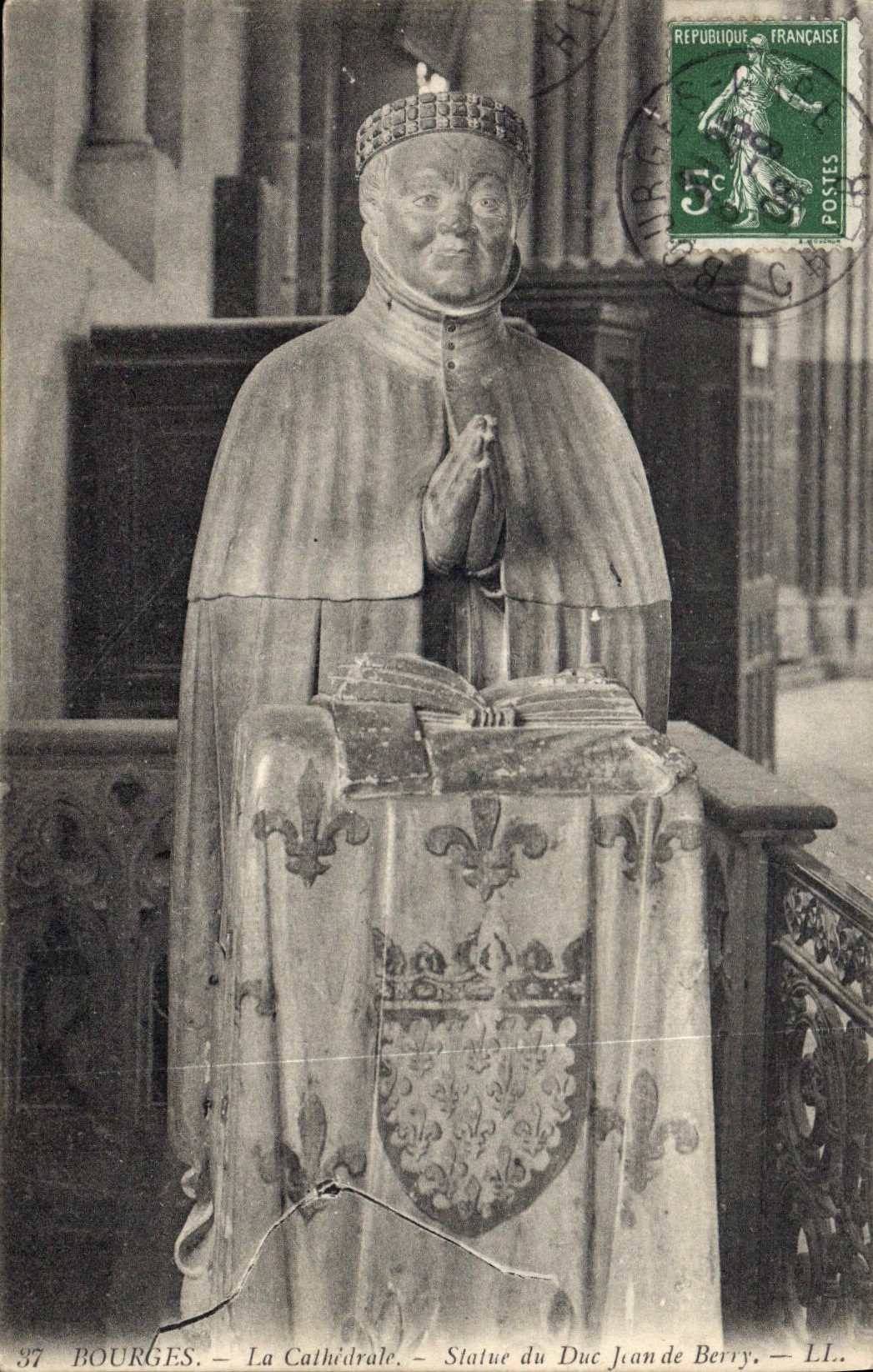 CPA Bourges La Cathedrale Statue du Duc Jean de Berry 