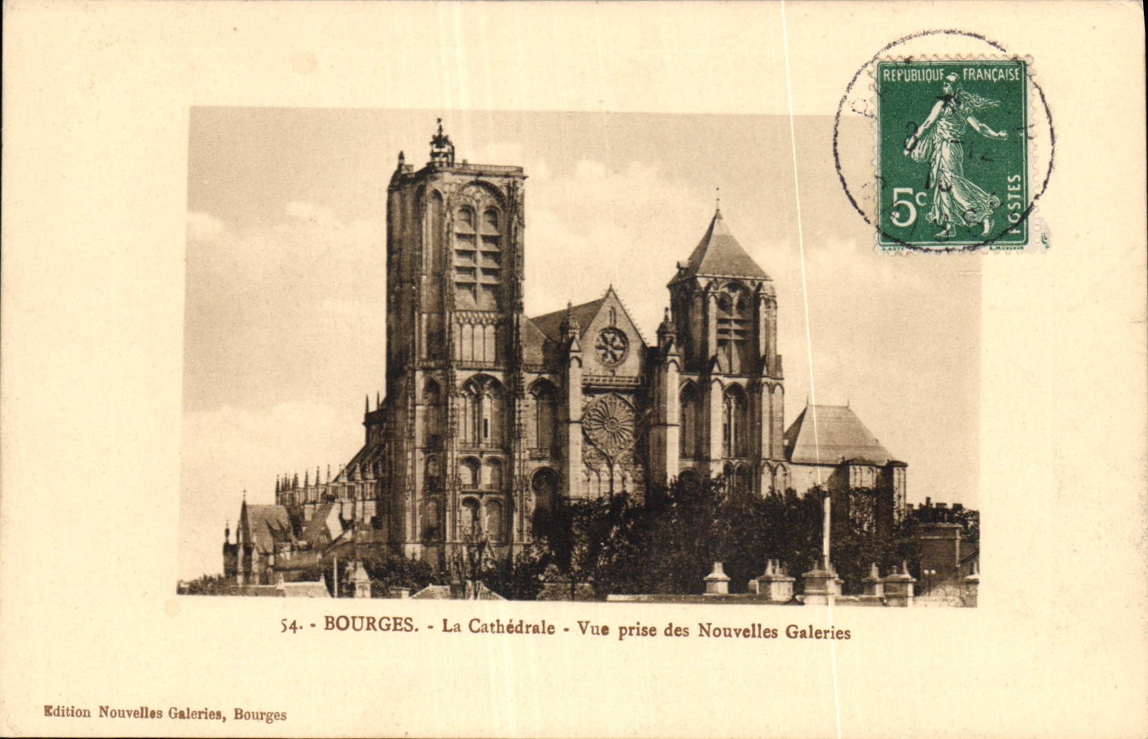 CPA Bourges La Cathedrale Vue prise des Nouvelles Galeries 