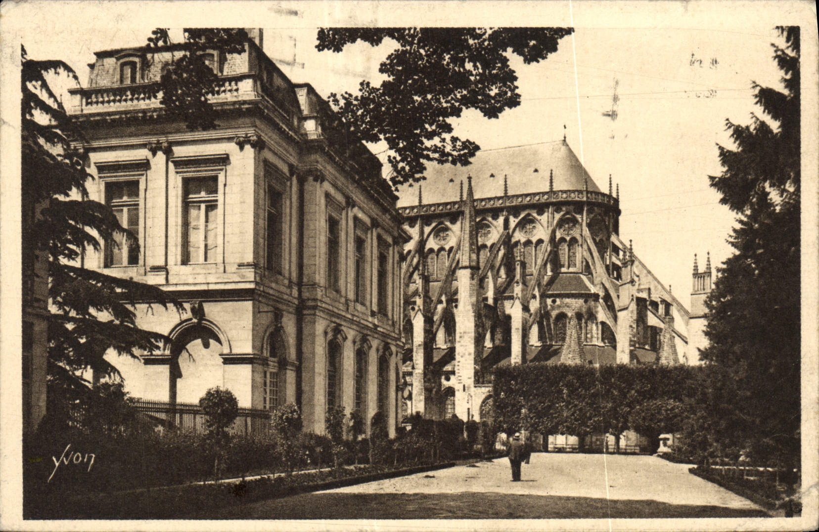 Bourges (Cher) — L'Hôtel de Ville et l'Abside de la Cathédrale — Yvon, n°17