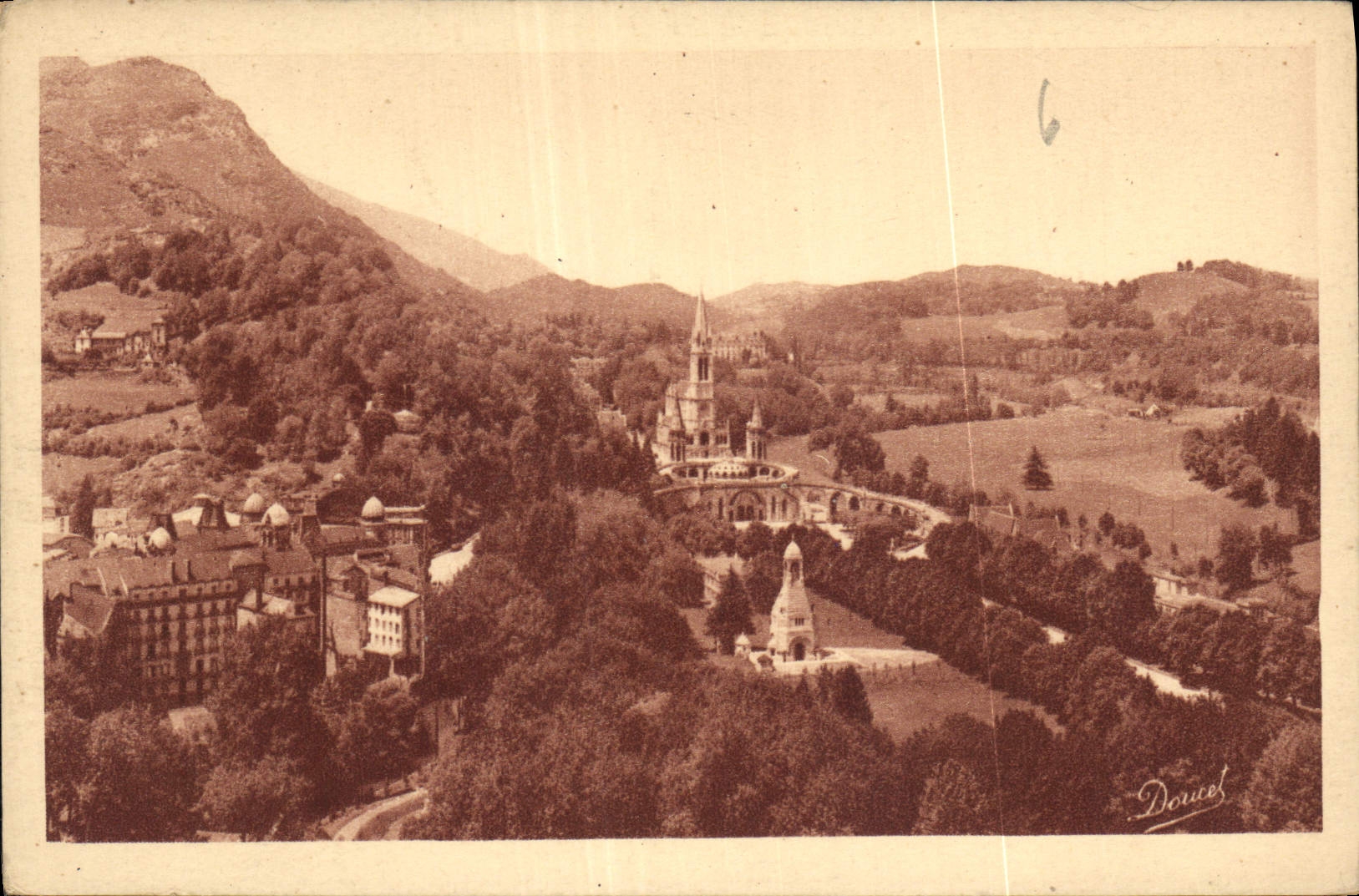 CPA Lourdes Vue d'ensemble sur la Basilique 