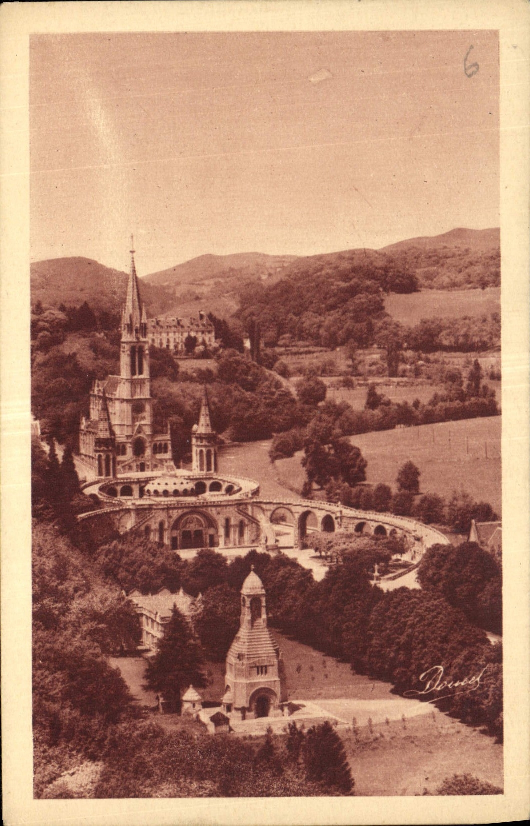 Lourdes — La Basilique et le monument interallié — P. Dourdet