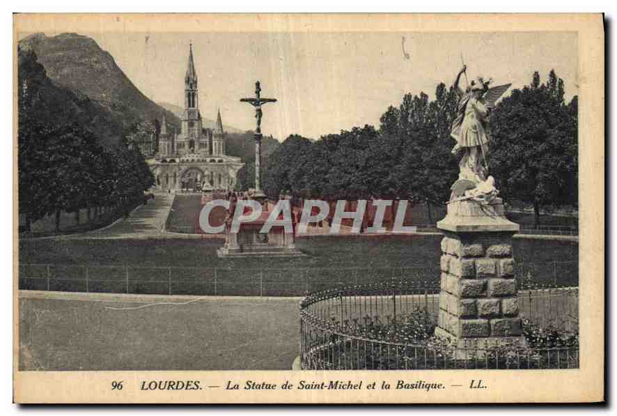 CPA Lourdes La Statue de Saint Michel et la Basilique 