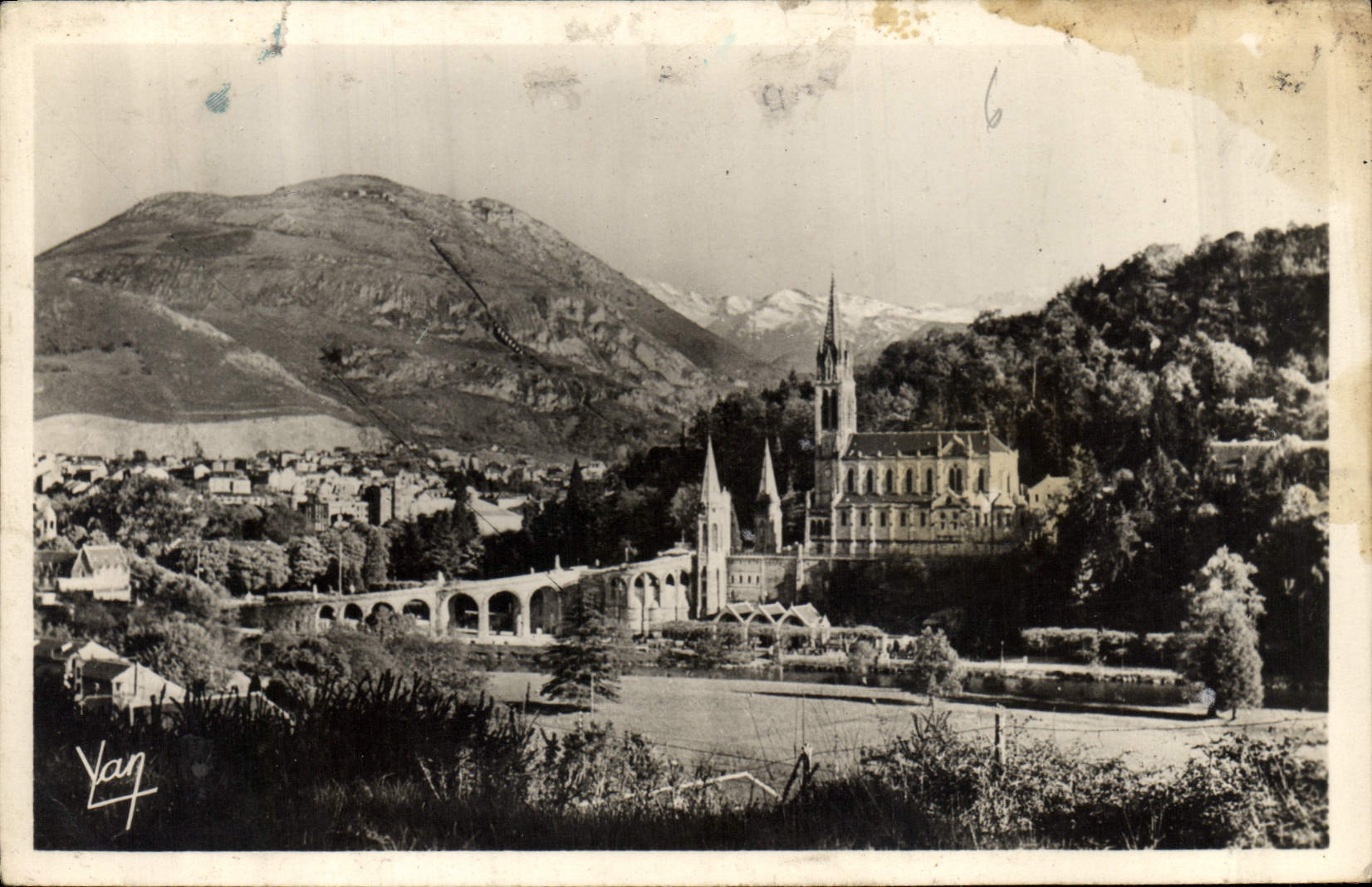 CPA Lourdes La Basilique et le Pic du Jer 
