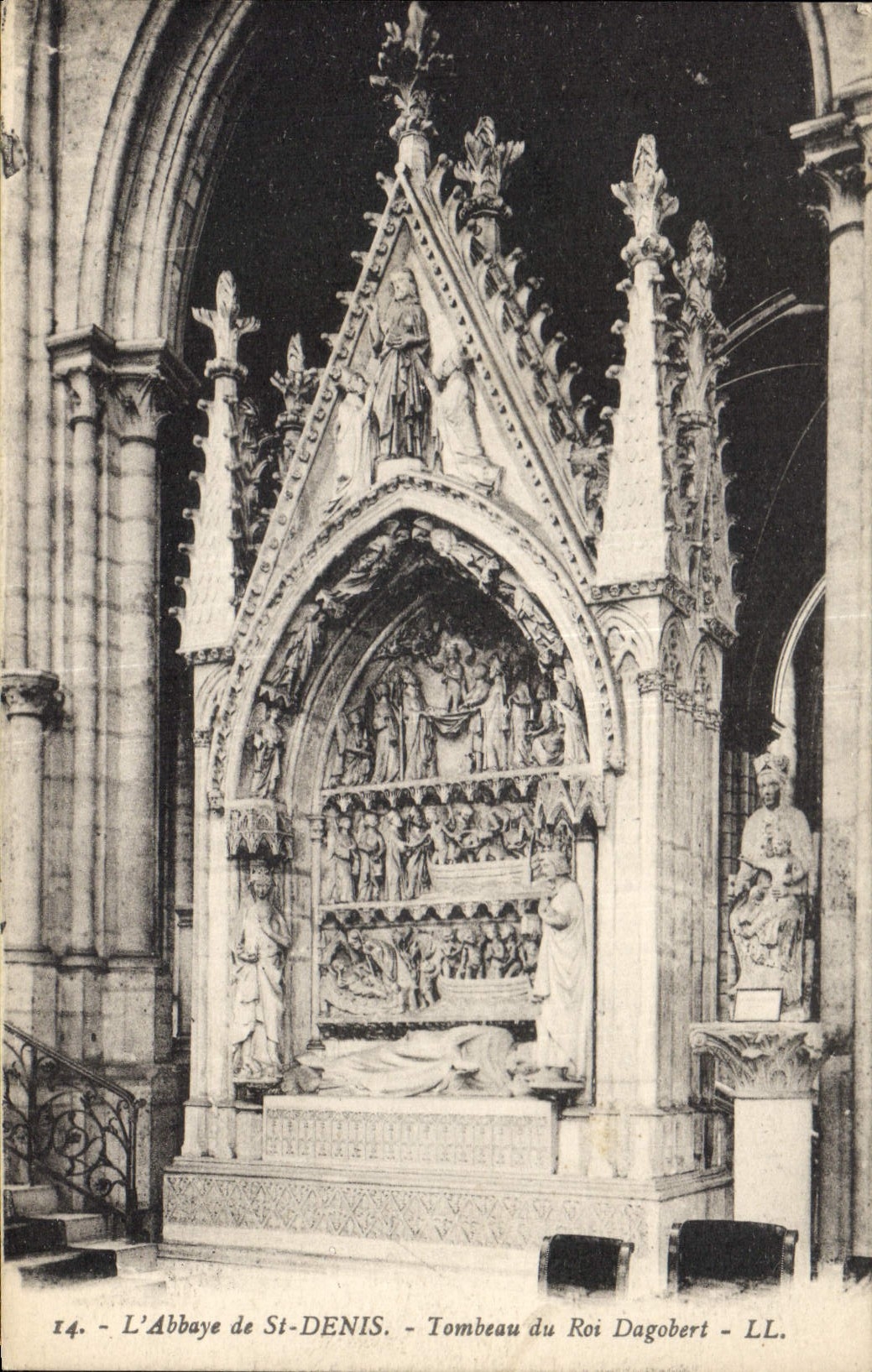 CPA L'Abbaye de St Denis Tombeau du Roi Dagobert 