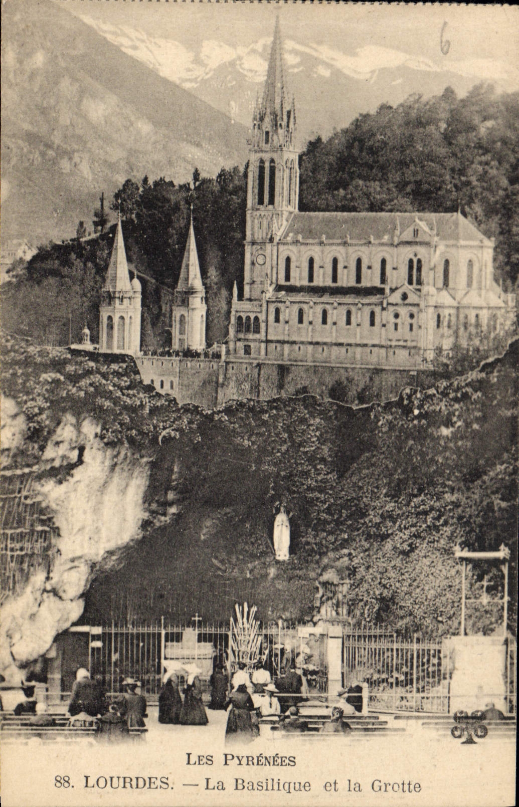 Lourdes — La Basilique et la Grotte — Les Pyrénées