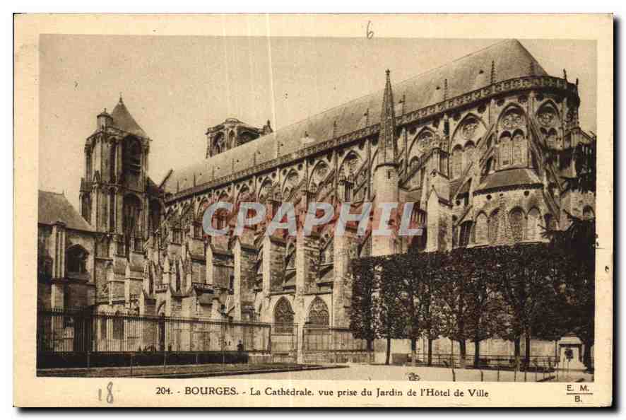 CPA Bourges La Cathedrale vue prise du Jardin de l'Hotel de Ville 