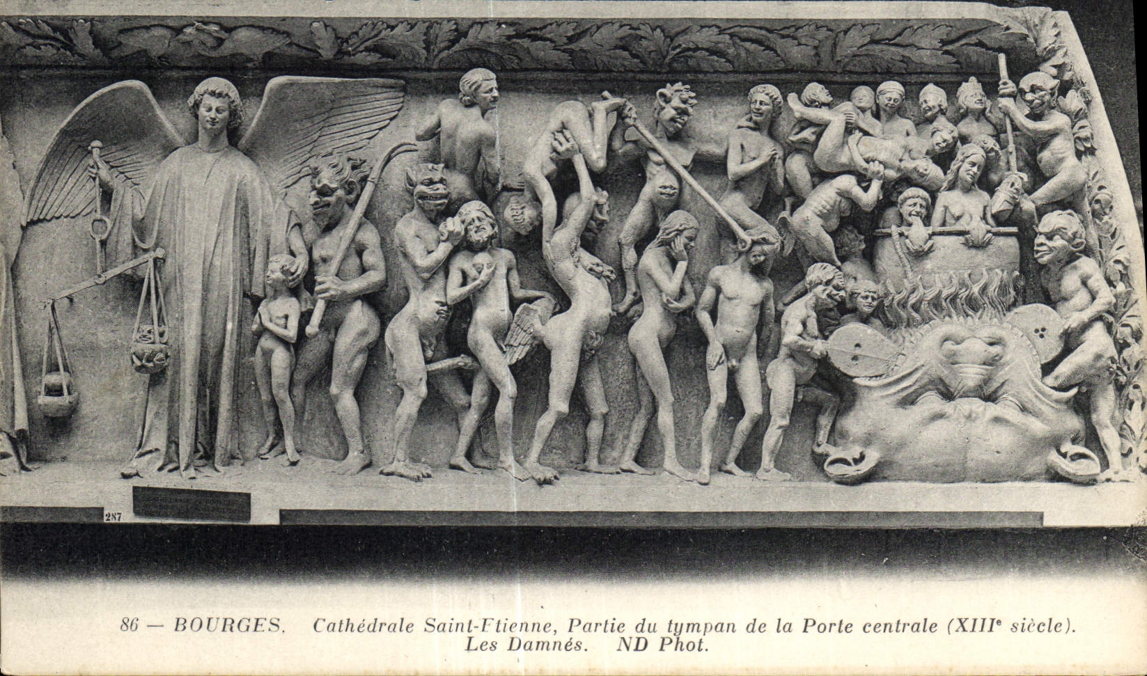 Bourges — Cathédrale Saint-Étienne, partie du tympan de la porte centrale (XIIIe siècle) — ND Phot.